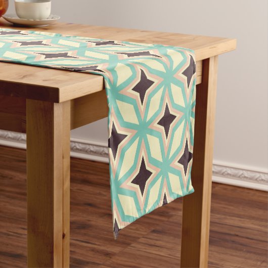 交互に配置された濃い星型の幾何学模様 ショートテーブルランナー (インサイチュ)