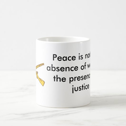 交差させたライフル、平和は戦争の不在…ではないです コーヒーマグカップ (中央)