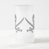 交差させた剣が付いているシンプルな微笑の海賊スカル フロストグラスビールジョッキ (中央)