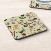 交差させた剣が付いている海賊スカル コースター (左側)