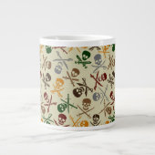 交差させた剣が付いている海賊スカル ジャンボコーヒーマグカップ (正面)