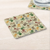 交差させた剣が付いている海賊スカル スクエアペーパーコースター (アングル)