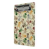 交差させた剣が付いている海賊スカル ミニクリップボード (アングル2)