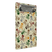 交差させた剣が付いている海賊スカル ミニクリップボード (アングル)