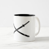 交差させたKatanaの剣のマグ ツートーンマグカップ (正面右)