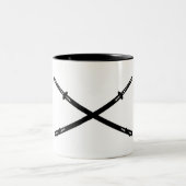 交差させたKatanaの剣のマグ ツートーンマグカップ (中央)