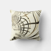 交差したナッツブラウンまたはカーキ曲線のトレースはベージュ クッション (裏面)