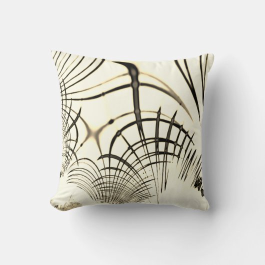 交差したナッツブラウンまたはカーキ曲線のトレースはベージュ クッション (正面)