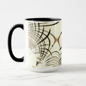 交差したナッツブラウンまたはカーキ曲線のトレースはベージュ マグカップ (左)