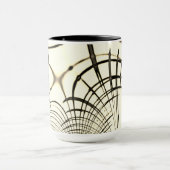 交差したナッツブラウンまたはカーキ曲線のトレースはベージュ マグカップ (中央)