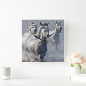 交差するために湿地帯で走っているCamargueの馬 スクエア壁時計 (ホーム)