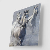 交差するために湿地帯で走っているCamargueの馬 スクエア壁時計 (傾斜)