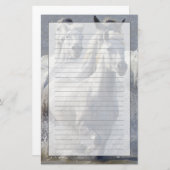 交差するために湿地帯で走っているCamargueの馬 便箋 (正面/裏面)