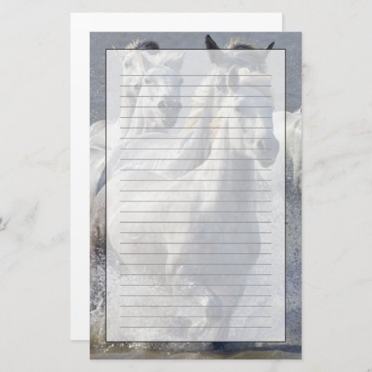 交差するために湿地帯で走っているCamargueの馬 便箋 (正面/裏面)