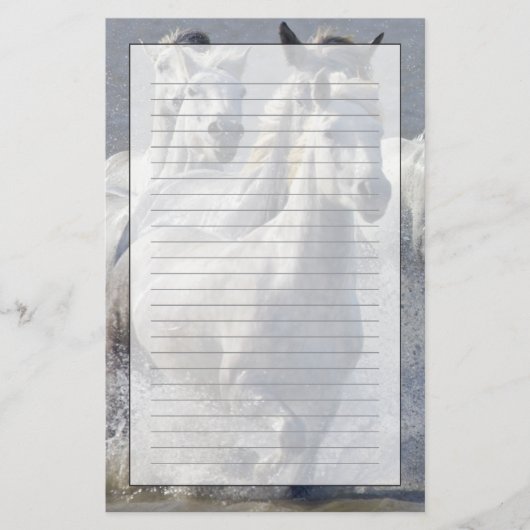 交差するために湿地帯で走っているCamargueの馬 便箋 (正面)