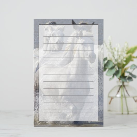 交差するために湿地帯で走っているCamargueの馬 便箋 (スタンド正面)