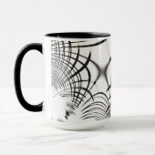 交差する灰色の線は、爪のスケッチを彷彿とさせる マグカップ (左)