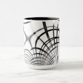 交差する灰色の線は、爪のスケッチを彷彿とさせる マグカップ (中央)