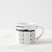 交差の蒸気機関車が付いている高レベル橋 エスプレッソカップ (右)