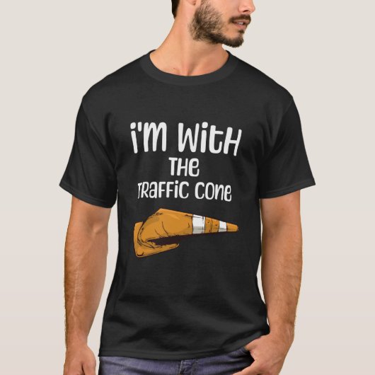 交通コーンのジョーク 私はコーンと一緒 面白い ユーモア デザイン Tシャツ (正面)