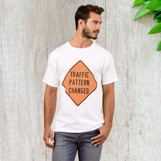 交通パターン変更の道路警告標識 Tシャツ