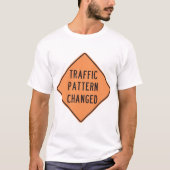 交通パターン変更の道路警告標識 Tシャツ (正面)