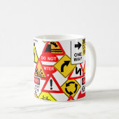 交通標識は襲います-スタイル及び色を選んで下さい コーヒーマグカップ (正面右)