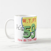 享年59。WTF?どうしたんだ！コーヒーマグ コーヒーマグカップ (左)