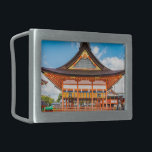 京都伏見稲荷大社外拝殿#2 長方形ベルトバックル<br><div class="desc">檜皮葺きのお尻切妻造の外拝殿は重要文化財に指定されている。軒先の鉄ぶら下がった灯は〔占星術の〕十二宮図の12のシンボルや象徴を描いている。外拝殿は1589年に建てられ、1840年に現在の建物に拡大した。</div>