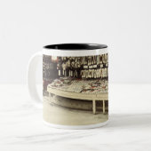 京都、c.1890 (手色の写真)の靴店 ツートーンマグカップ (正面左)