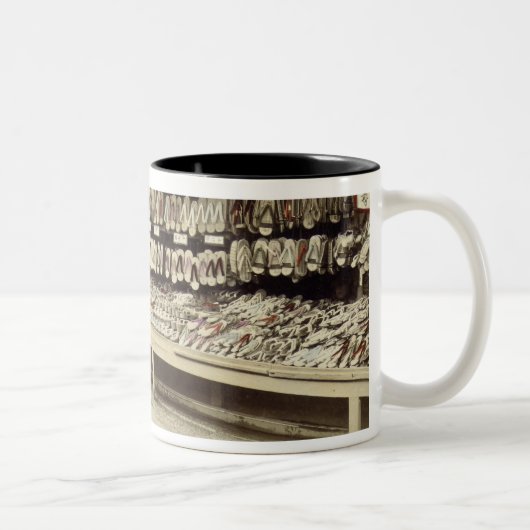 京都、c.1890 (手色の写真)の靴店 ツートーンマグカップ (右)