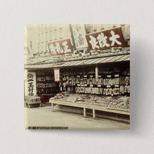 京都、c.1890 (手色の写真)の靴店 缶バッジ (正面)