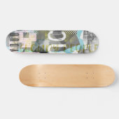 人々がアートワークをコラージュする スケートボード (横)