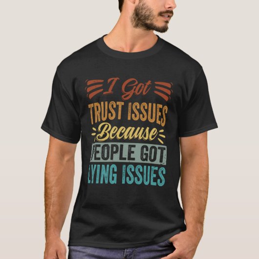 人々が得嘘をついたから私は得問題を信じる Tシャツ (正面)