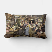 人々が祝う古風なバー、パーティー ランバークッション (正面)