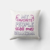 人々はお気に入りの私をおばあちゃんと呼ぶ クッション (裏面)