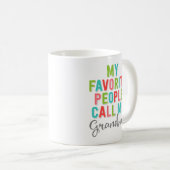 人々はお気に入りの私をおばあちゃんと呼ぶ コーヒーマグカップ (正面右)