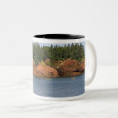 人々はセントのフンディ湾でシーカヤックをする。 ツートーンマグカップ (正面右)