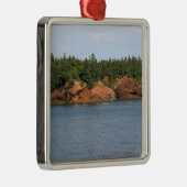 人々はセントのフンディ湾でシーカヤックをする。 メタルオーナメント (右)