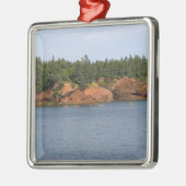 人々はセントのフンディ湾でシーカヤックをする。 メタルオーナメント (左)