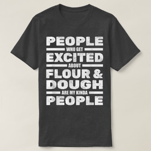 人々は小麦粉と生地に興奮 – ベーカリー焼き Tシャツ (デザイン正面)