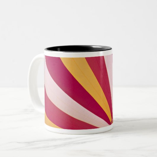 人々は熱い気球に詰めこんでいた、フォート·コリンズ。 ツートーンマグカップ (正面左)