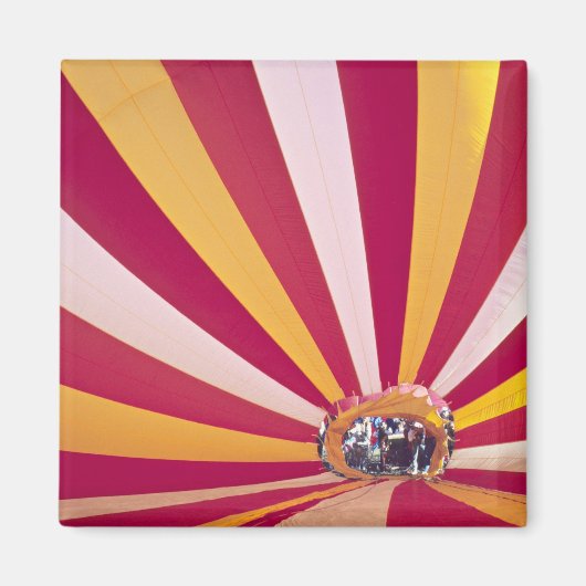 人々は熱気球フォート・コリンズを満たした。 マグネット (正面)