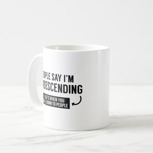 人々は私を謙遜していると言う コーヒーマグカップ (正面左)