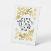 人々は良くなるために努力し、良くなるために努力し最高のている。 台座サイン (正面)