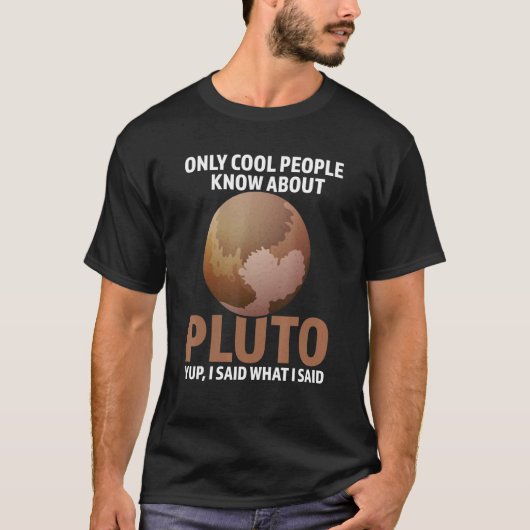 人々カッコいいだけが冥王星のNever Forgについて知っている Tシャツ (正面)