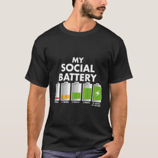 人おもしろいと一緒に私のソーシャル・バッテリーを内向きに Tシャツ