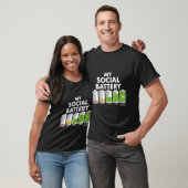 人おもしろいと一緒に私のソーシャル・バッテリーを内向きに Tシャツ (ユニセックス)
