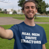 人おもしろい実在がトラクターを運転する Tシャツ