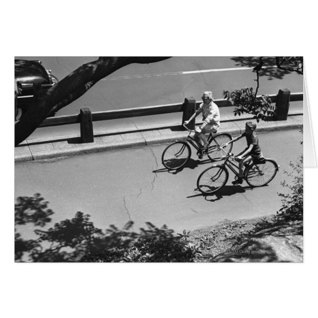 人および男の子のサイクリング (正面横)